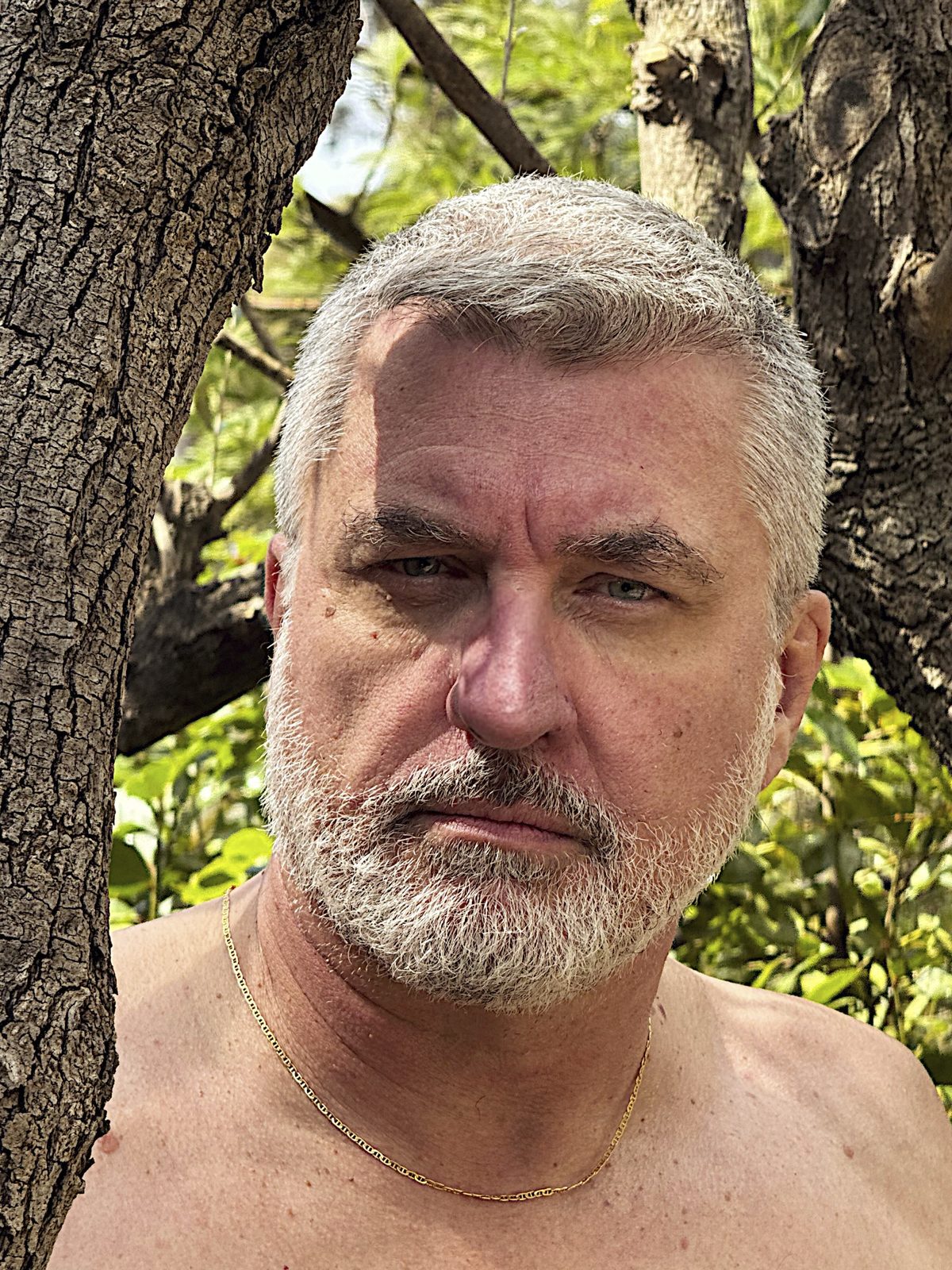 Homme nu artistique ambiance intimiste domicile