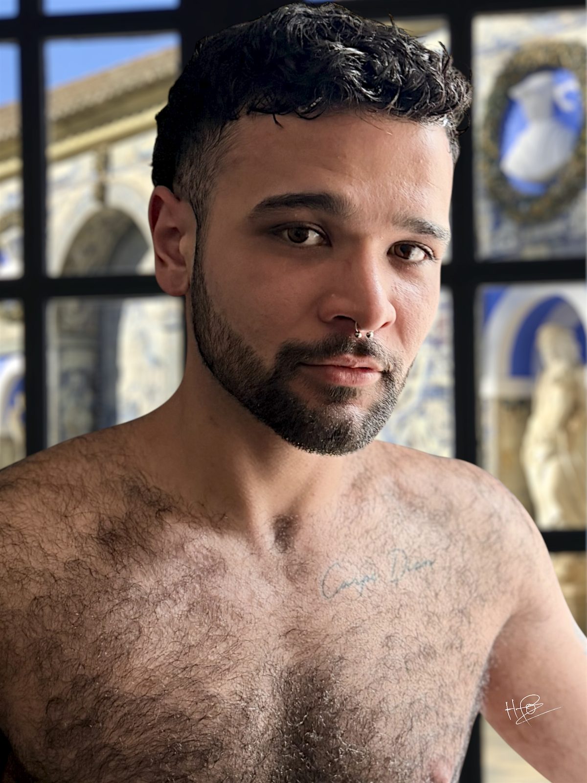 Nu torse devant mosaïques