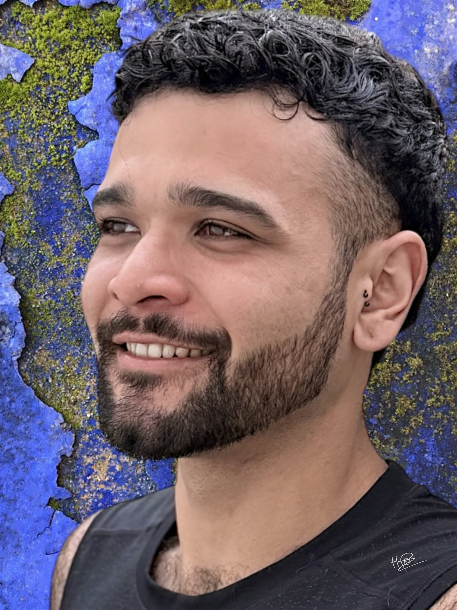 Portrait sourire mur bleu